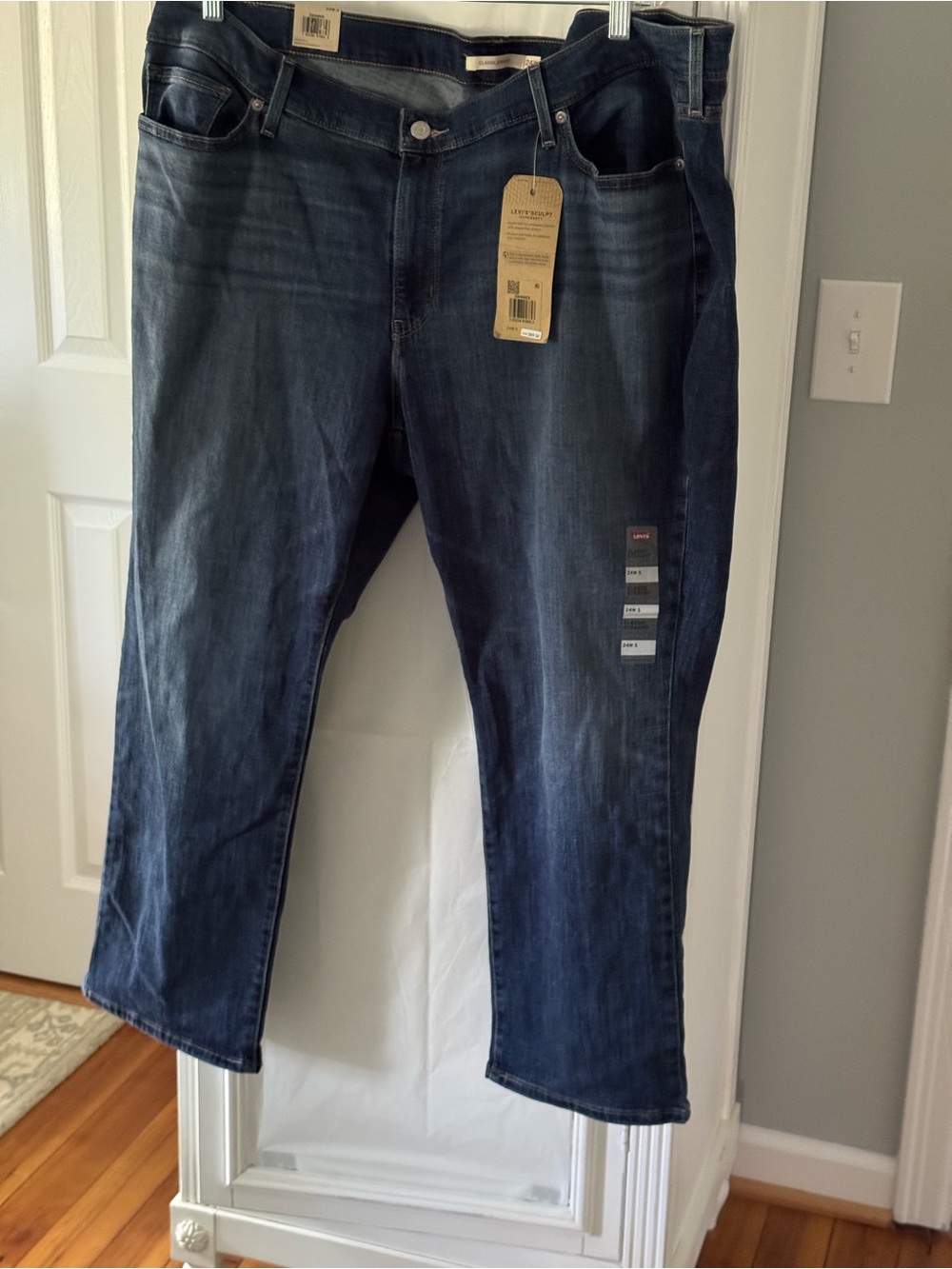NWT Levi's Women’s Straight Leg Jeans in Dark Indigo Wash Size 24 Short